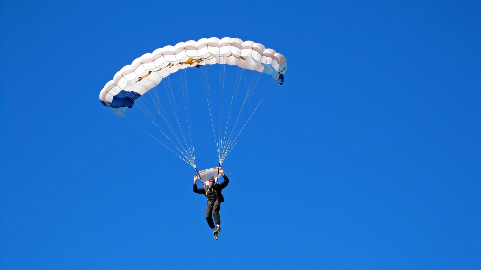 23岁新星打破尘封15年世界纪录,田径史上再添传奇